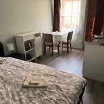 La Casa De Nido-tagas Csaladias 6 Foig, Kerttel