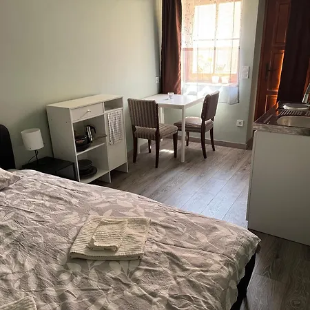 La Casa De Nido-tagas Csaladias 6 Foig, Kerttel